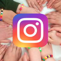 Nuorten käsiä ja Instagramin logo.