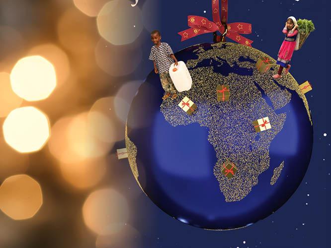 Joulupallossa maailman kartta.