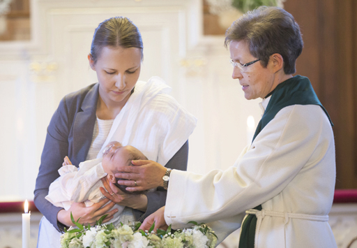 Pappi kastaa lasta.