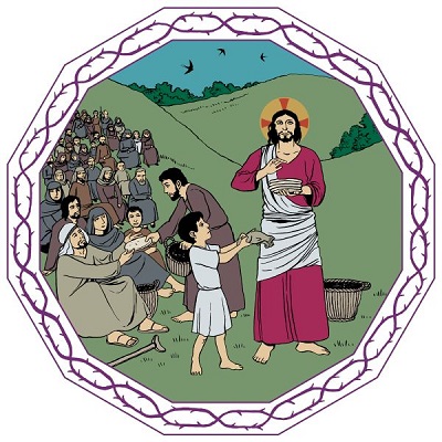 Pieni poika ojentaa Jeesukselle kalaa. Jeesus siunaa kädessään olevia leipiä. Jeesuksen oppilas jakaa leipiä ihmisille.