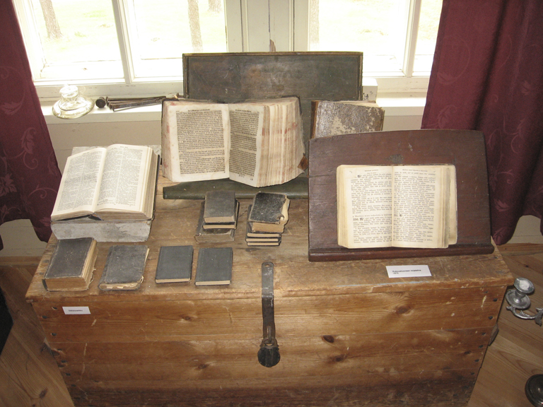 Lapinlahden kirkkomuseon vanhoja raamattuja.